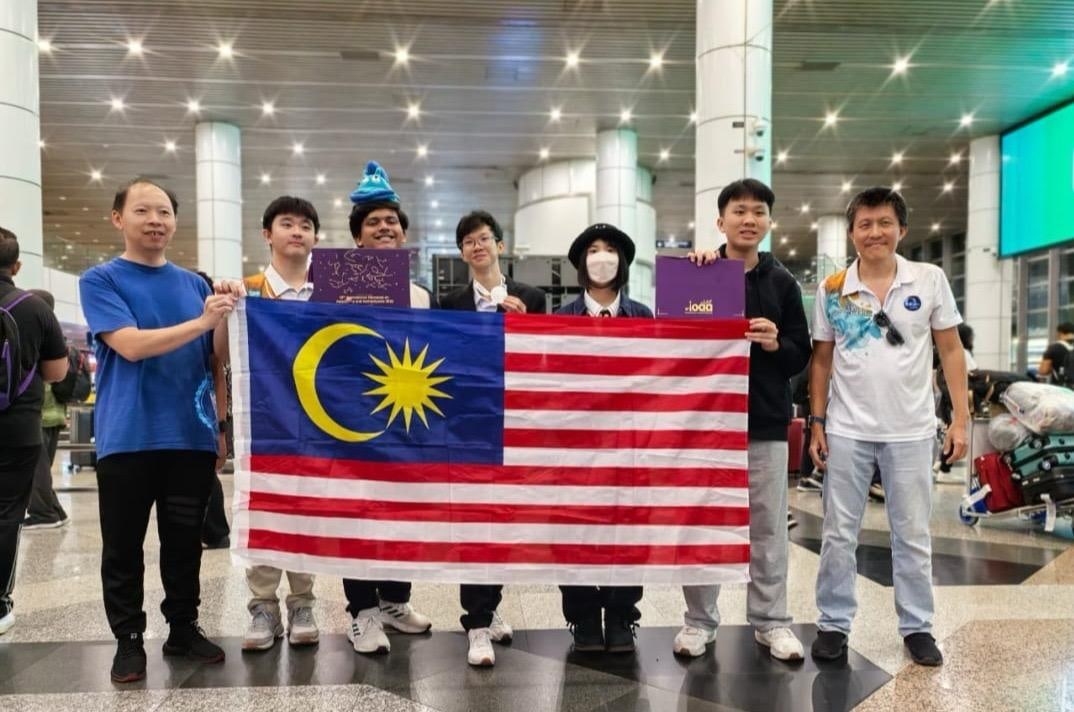 Malaysia delegation at the airport