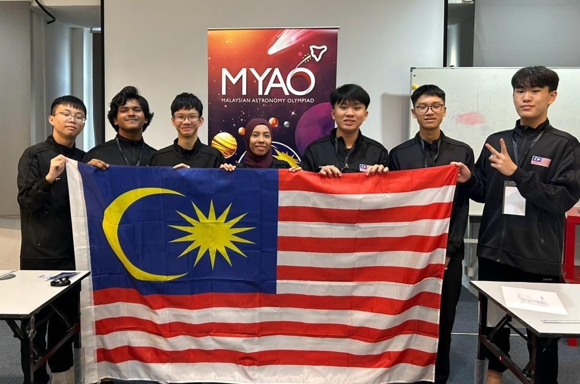 Malaysia Astronomy Olympiad team holding the Malaysian flag