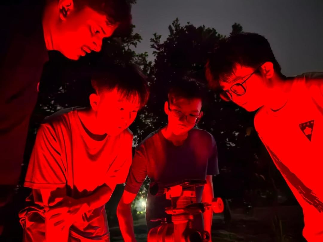 Night observing session with a telescope